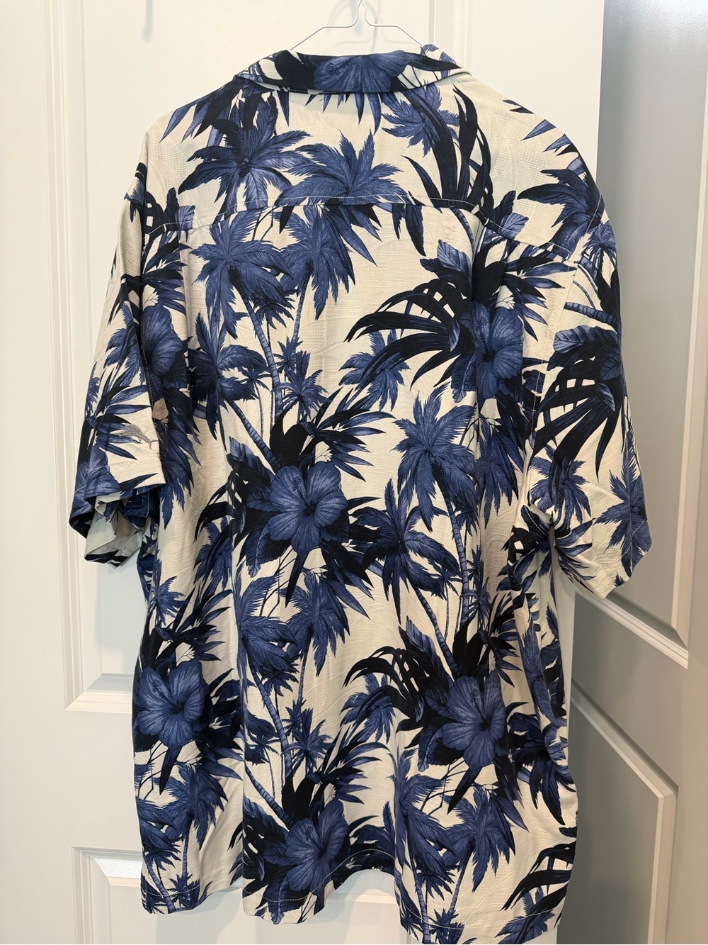 New York Yankee Tommy Bahama Hawaiian Shirt - Picture 3 of 5